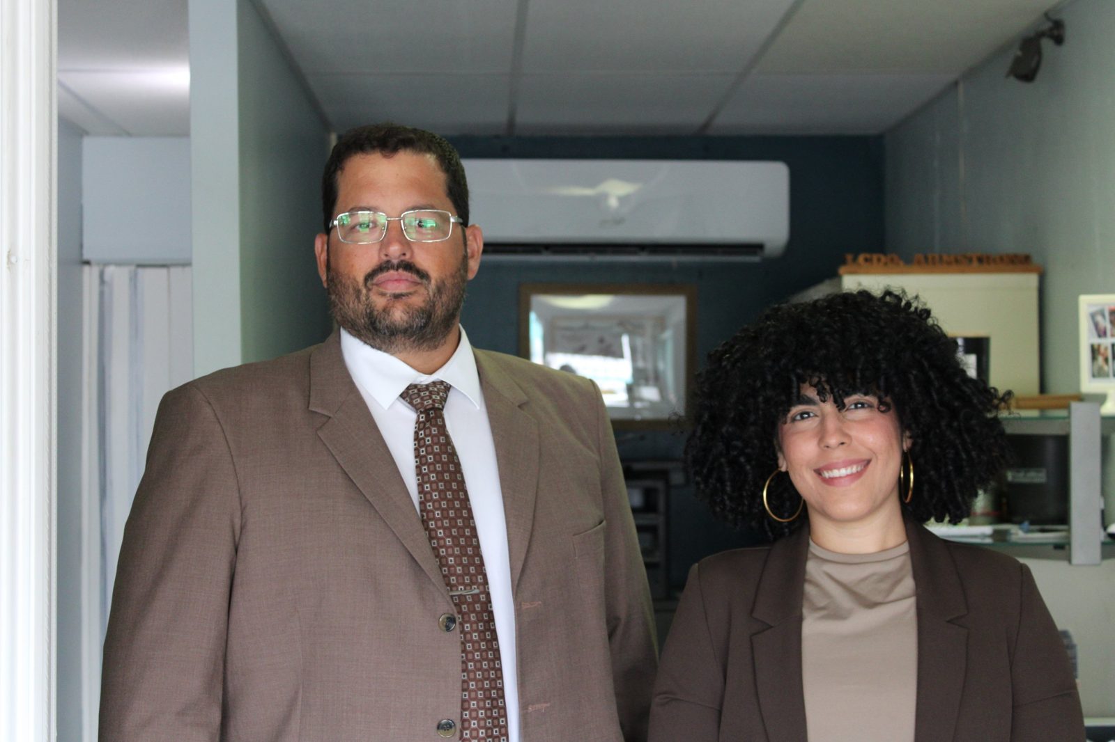 El Lcdo. Raymond Armstrong Montes y su asistente legal Gianna en la oficina en Mayagüez