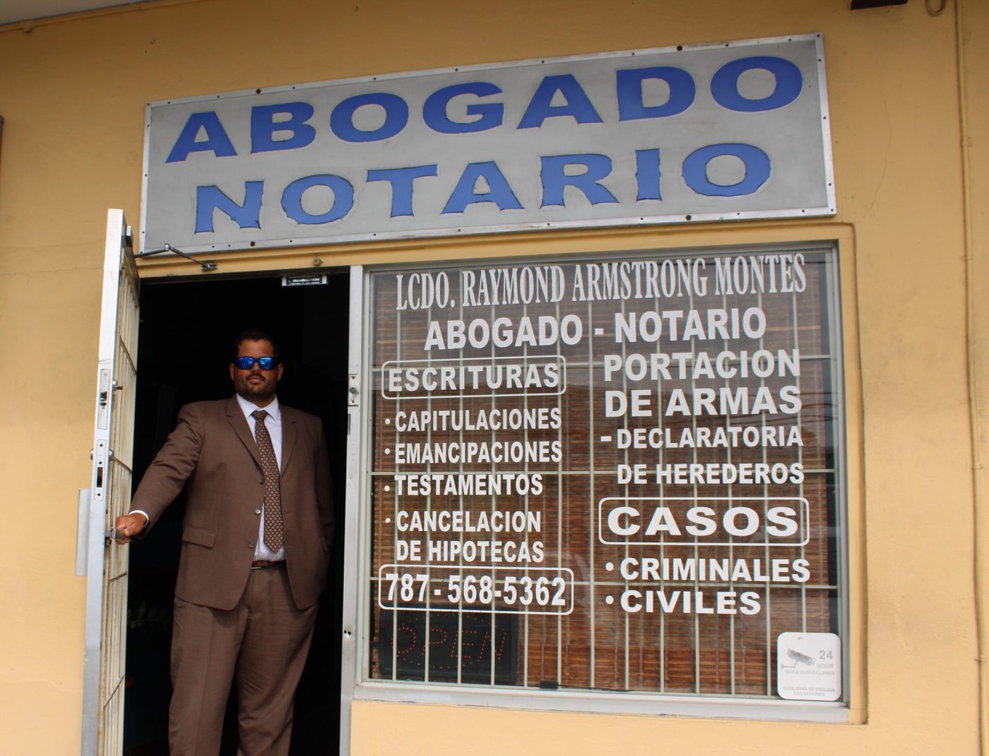 El Lcdo. Raymond Armstrong Montes en la puerta de su oficina en Mayagüez