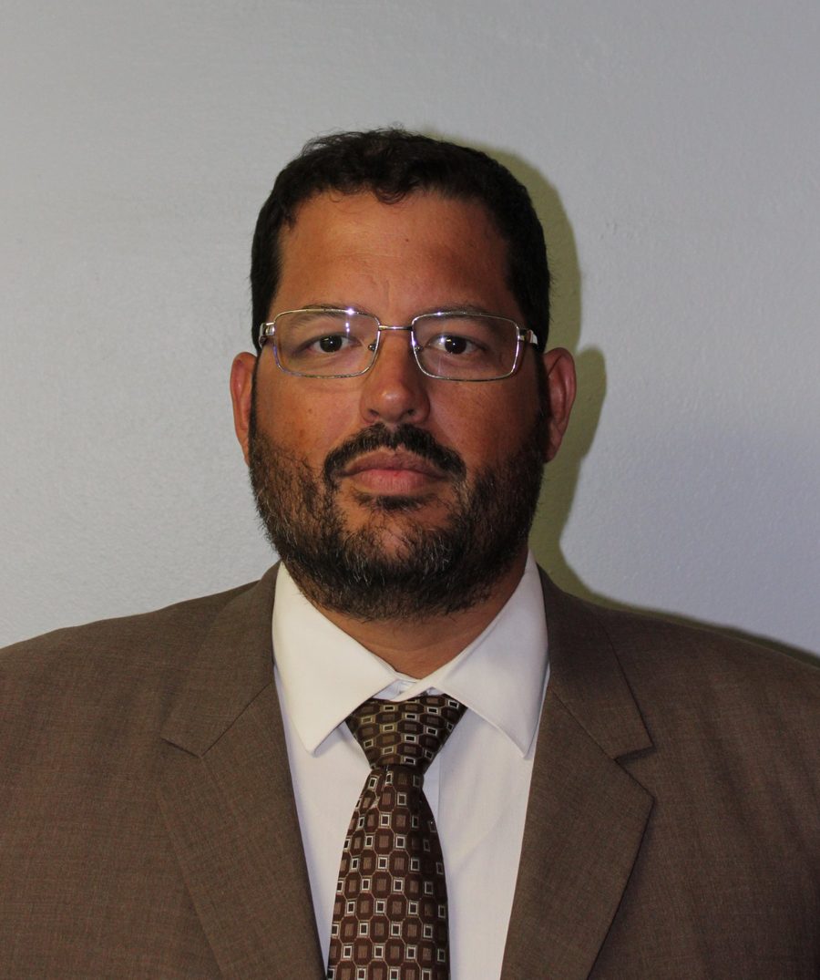 Lcdo. Raymond Armstrong Montes — Abogado y Notario Público